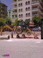 /album/nepochopitelne-hloupe-napady/hiding-from-the-sun-under-tractor-verstecken-vor-der-sonne-unter-traktor-se-cachant-du-soleil-sous-le-tracteur-jpg/
